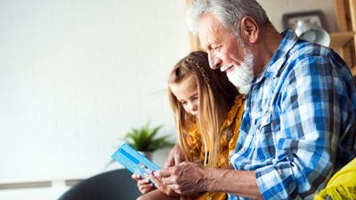 Pension morfar med barnebarn og tablet 